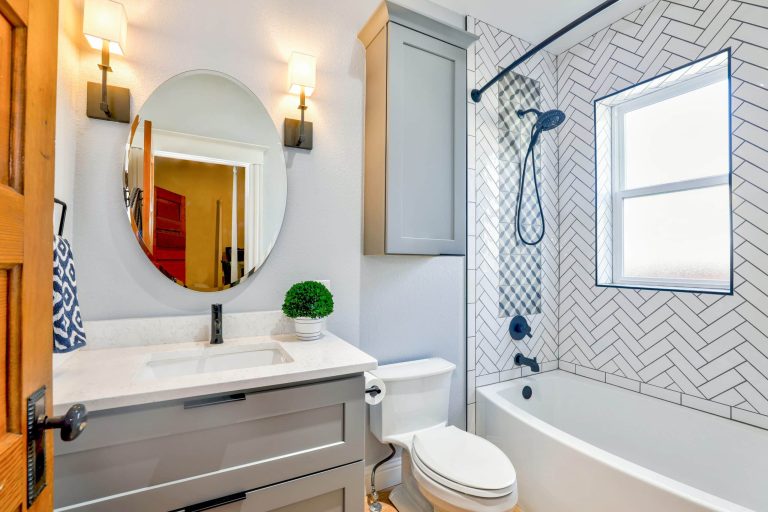 15 idées pour meubler votre salle de bain en location